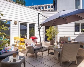 بست ويسترن بلاس هوتل ريتشيليو - ليموج - شرفة مرصوفة