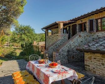 Agriturismo With Swimming Pool, Private Terrace, Beautiful Surroundings - Città della Pieve - Patio