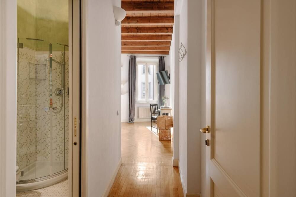 Deluxe spaciuos double room with large modern ensuite bathroom and airconditioning - Μπέργκαμο - Διάδρομος
