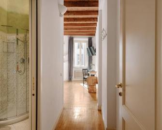 Deluxe spaciuos double room with large modern ensuite bathroom and airconditioning - Bergamo - Flur