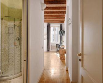 Deluxe spaciuos double room with large modern ensuite bathroom and airconditioning - Μπέργκαμο - Διάδρομος