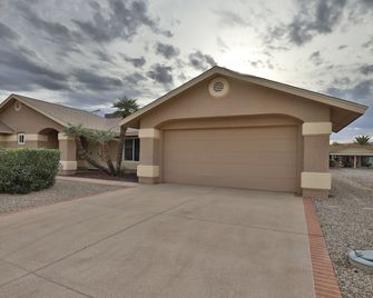 Great 55+ Community Come relax and play! - Sun City West - Edificio