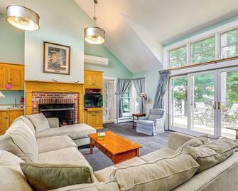 Lakefront New London Retreat with Dock and Hot Tub! - New London - Вітальня