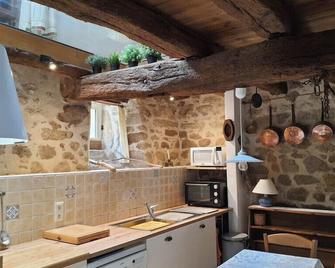 Spacious 150 m old house in Berric - Berric - Cocina