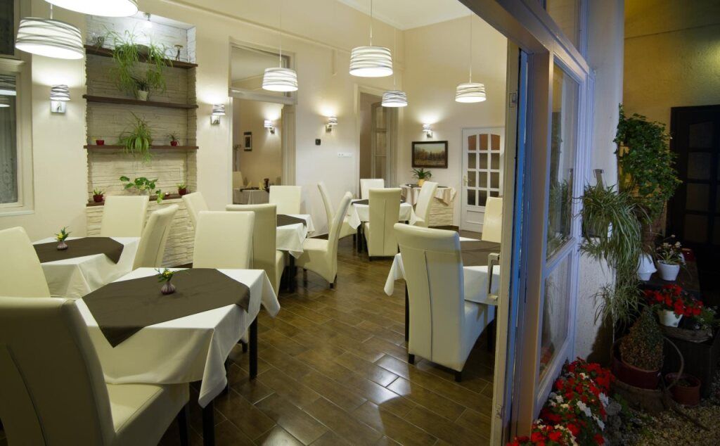 Hotel Romantik Eger - אגר - מסעדה