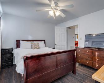 Luxury Spacious Home, Only 4.7 Miles From Airport - Monroe - Bedroom