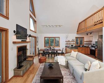 Private Chalet with Fire Pit Deck and Large Yard - Roscoe - Living room