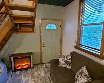 Bigfoot Inn -cabin with loft -near Illinois River - Tahlequah - Living room