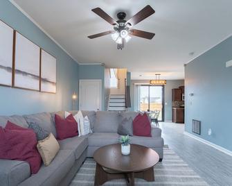 12minstolouville,gamerm,patiogrill-Rusticelephant - Jeffersonville - Living room