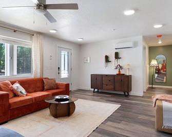9BR 6BA Amenity Filled with Pool, Sauna, Ping Pong, Game Room and More - Hildale - Sala de estar