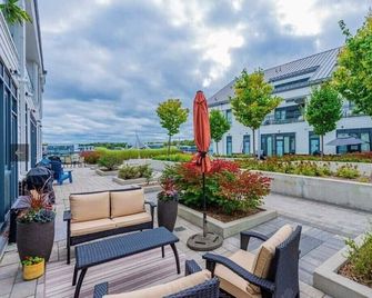 Resort Style Living Steps to the Boardwalk and Marina - Innisfil - Patio
