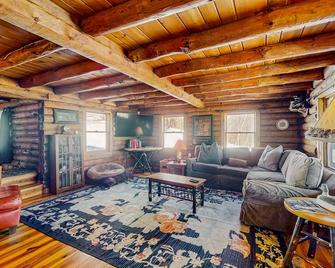 Cozy log cabin & loft, close to recreation, dog-friendly, bbq, balcony, a/c, w/d - Barnard - Living room