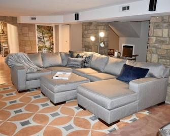 New Listing -Grand Lake Waterfront W/Boat Dock. Sleeps 13-15 Outdoor Fireplace - Vinita - Living room