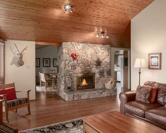 Falcon Cabin | Pet Friendly | Sleeps 10 (14 inc kids) - Fairmont Hot Springs - Living room