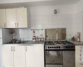 Apartment with large patio and garden a few steps from the center of Maratea - Maratea - Küche