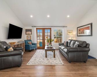 3 blocks to Downtown Castle Rock - Castle Rock - Living room
