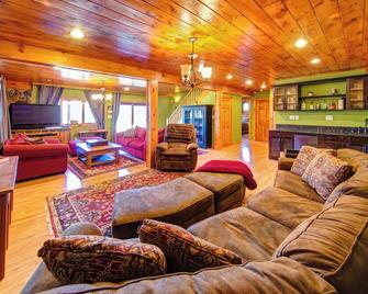 Luxury Log With Spectacular Views, Fire Pit, Clawfoot Tub In The Master - Roxbury - Salon