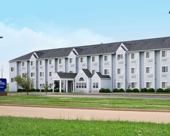 Microtel Inn by Wyndham Champaign - Champaign - Edificio