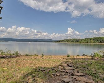 Lakefront Cabin - Higden - Outdoors view