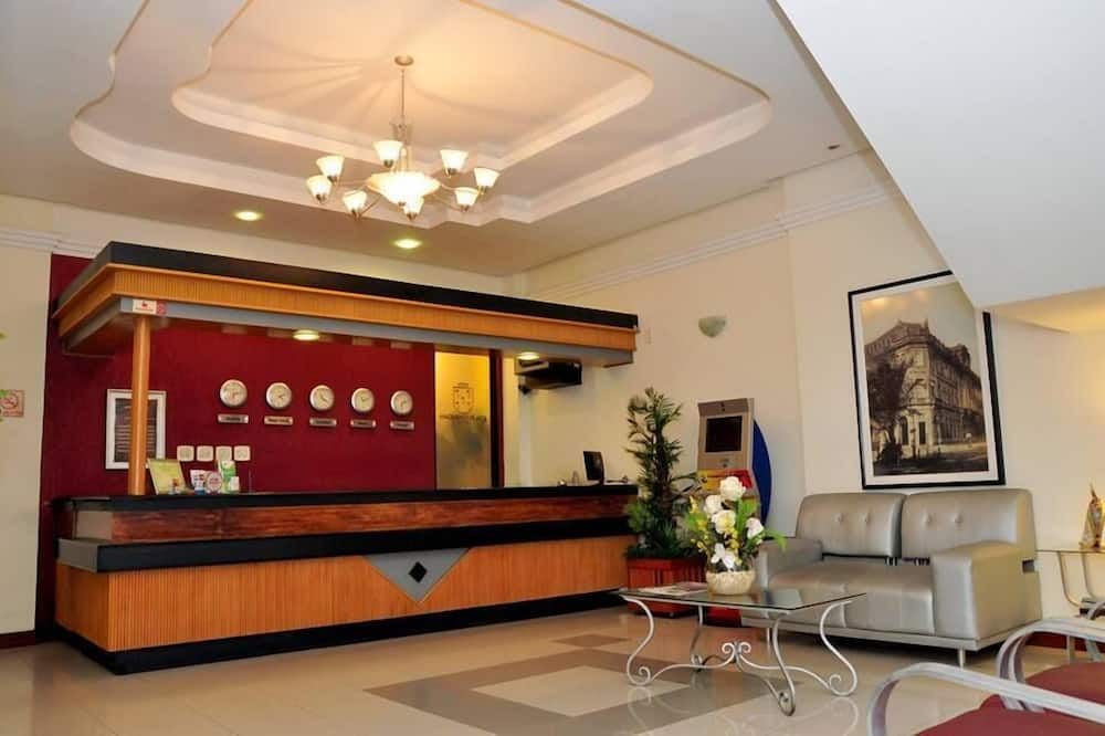 Machado's Plaza Hotel - בלם - דלפק קבלה