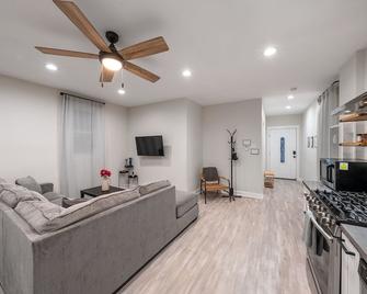 Relax At A Charming West Oakland Victorian - אוקלנד - סלון