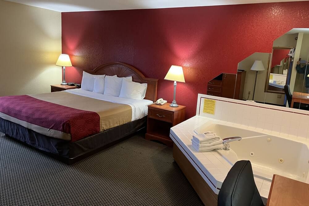 Express Inn & suites - Decatur - Bedroom