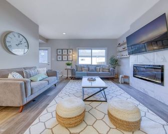 New Lux 4 Bedroom W/ Arcade Games - Minutes to Hot Springs - Radium Hot Springs - Living room