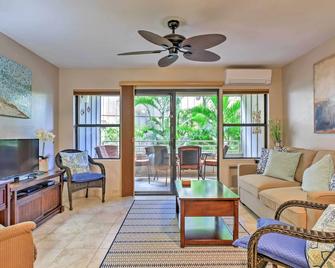 Kihei Condo Steps to Kalepolepo Beach Park! - Kīhei - Living room