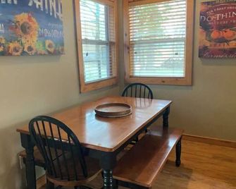 Charming cabin!Perfect lake getaway for your family or fishing trip. - Shell Knob - Dining room