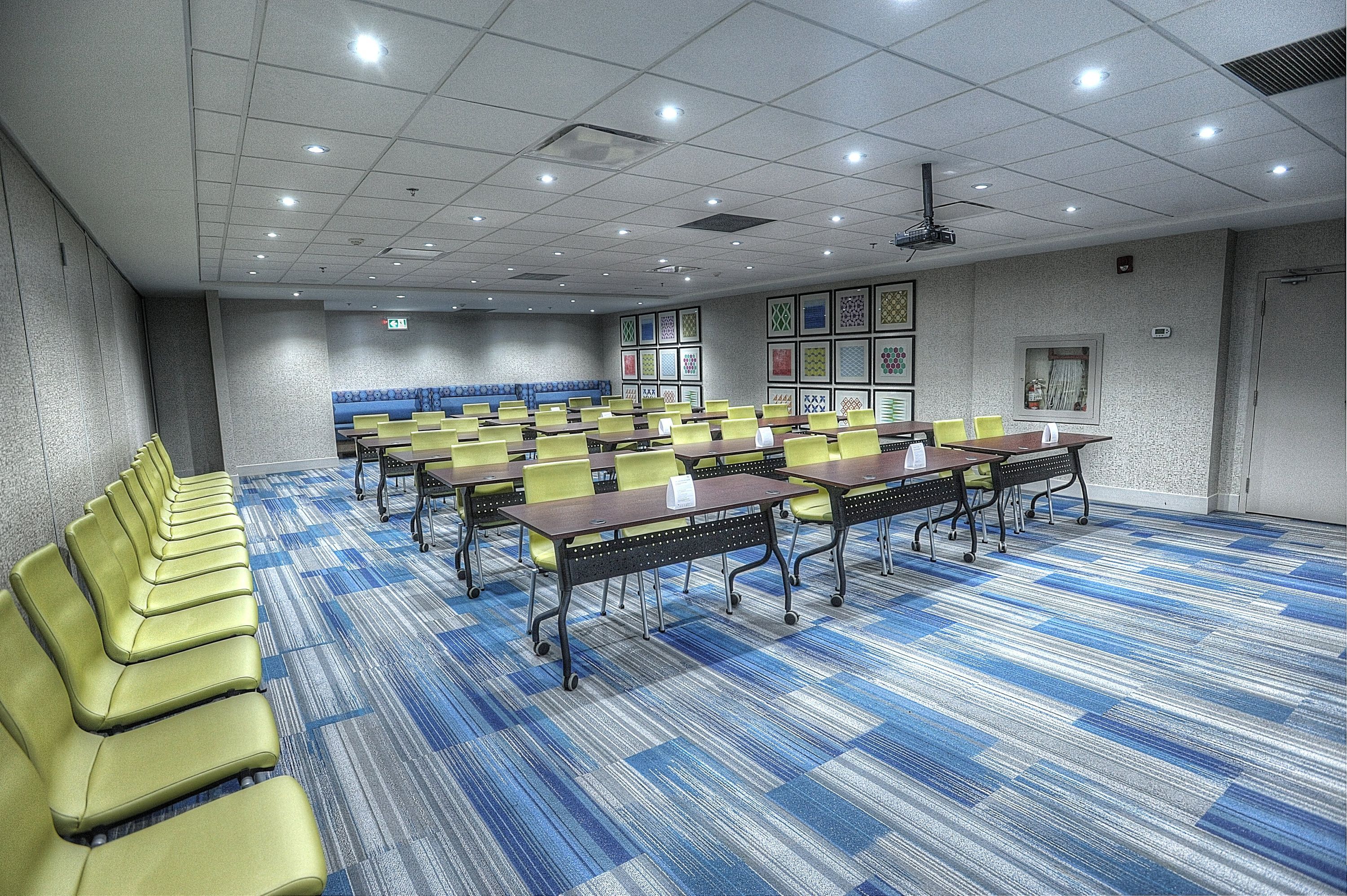 Holiday Inn Express & Suites Toronto Airport West By IHG thumbnail 3