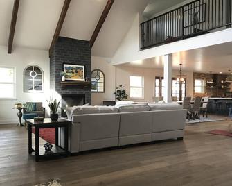Stunning New Modern Farmhouse, Just 3 Blocks From Healdsburg Plaza - Healdsburg - Living room