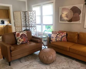 The Urban Boho Charmer With Private Backyard, Bbq & Hammock - Roseburg - Living room