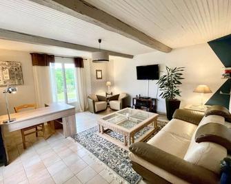 Southern house with heated pool! Midoon guest - Tillac - Sala de estar
