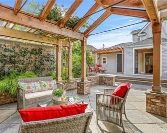 Spacious retreat with outdoor dining, patios and views - Seattle - Patio