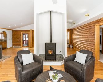 Cabin near Bridger Bowl with Hot Tub! - Bozeman - Living room