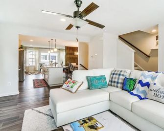 2 Mi to Hollywood Casino Charles Town Townhome! - Charles Town - Obývací pokoj