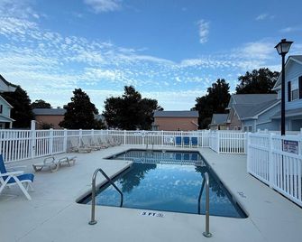 Mrv73, 3-Bedroom Cottage, 2 Blocks To The Beach! Free Wifi, Free Parking - Myrtle Beach - Pool