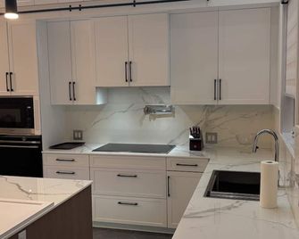 Newly renovated entire home - Dorval - Kitchen