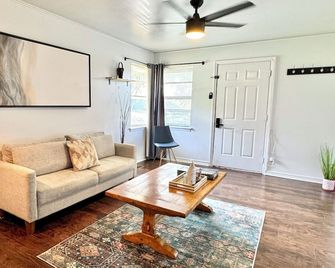 1BR Apt 7 mins Integris Children's Laundry - Oklahoma City - Living room