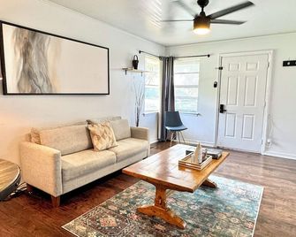 1BR Apt 7 mins Integris Monthly 15 Off #37A - Oklahoma City - Living room