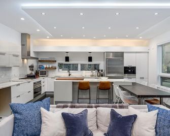 Luxe Single Family Home + Private Skyline Rooftop! Sleeps 10 - 시카고 - 주방