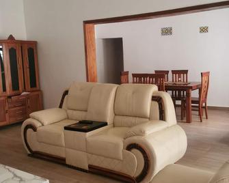 Lodging In Muyumbu Near Kabuga, East Of Kigali - Muhazi - Living room
