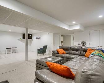 Convenient North Bend Apt Half-Mi to Notre Dame! - South Bend - Living room