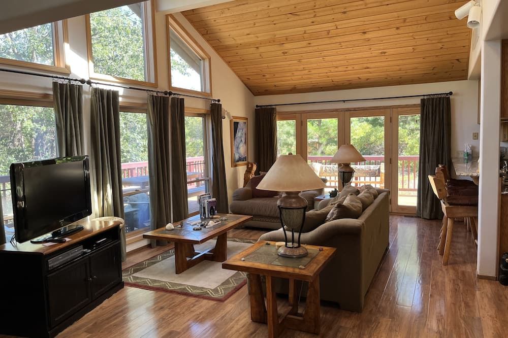Shasta Retreat on 35 Acres, Panoramic Mountain Views, Hot tub, Sauna, Starlink - Weed - Obývací pokoj