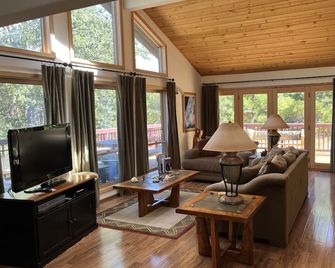 Shasta Retreat on 35 Acres, Panoramic Mountain Views, Hot tub, Sauna, Starlink - Weed - Obývací pokoj