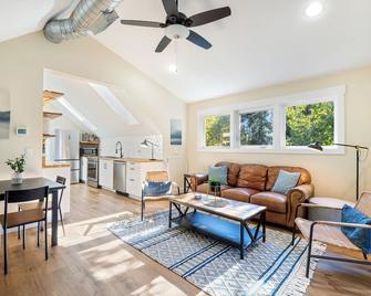 Upscale Lakefront ADU w/ Access to Pickleball Court - Vancouver - Living room