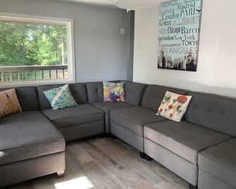 THE NEST getaways&gatherings, beach/lake sleeps 20+ - Greenville - Living room