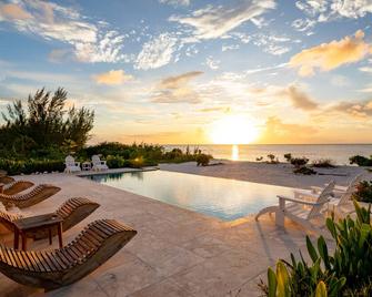 Luxury Beach House Villa with beachfront access & infinity pool in North Caicos! - Flamingo Pond