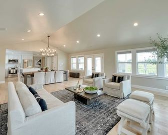 Chic Sonoma Oasis w/ Pool, Bocce, Hot Tub + Minutes to Downtown - Sonoma - Living room