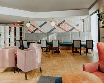 Ramada Encore by Wyndham Newcastle-Gateshead - Gateshead - Lounge